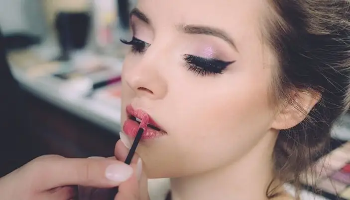 5 Tips Menggunakan Dewy Makeup bagi Kulit Dewasa, Usia Bukan Halangan untuk Tampil Cantik