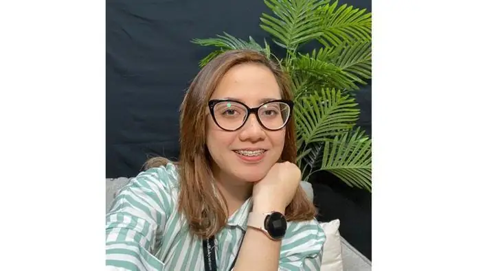 Cara Makeup Simple ke Kantor, Bagi Kamu yang Gunakan Kacamata