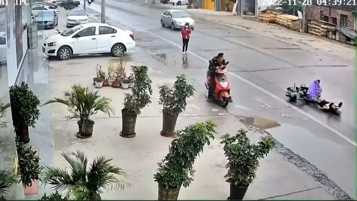 Hanya Jadi Tontonan, Pengendara Motor di China Jatuh hingga Kejang Tanpa Ada yang Menolong