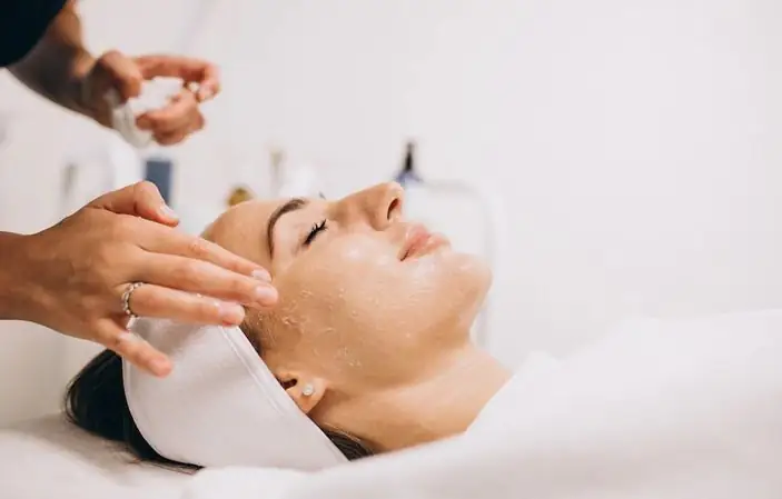 Jangan Keliru, Ketahui Perbedaan Medi-Facial dan Facial Biasa