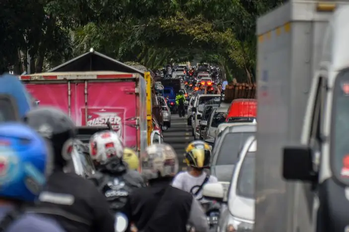 Pedagang dan Pembeli di Pasar Cianjur Kucing-kucingan dengan Gempa