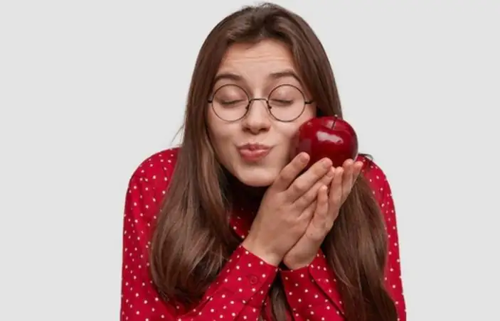 Punya Apple Cheeks ala Rose BLACKPINK dengan Face Massage, Ikuti 8 Langkahnya!