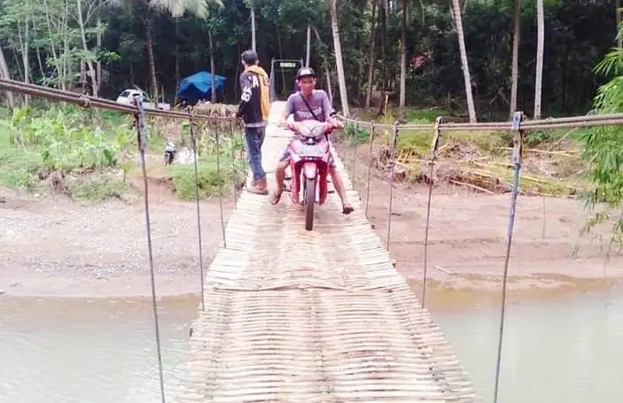 Warga Ciamis Gotong Royong Perbaiki Jembatan Gantung