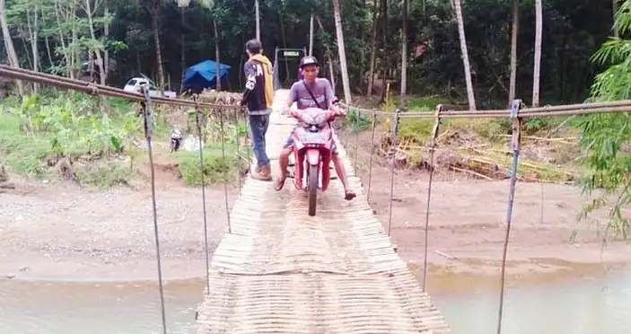 Warga Inisiatif Perbaiki Jembatan Gantung yang Putus, Sekdes: Murni Swadaya